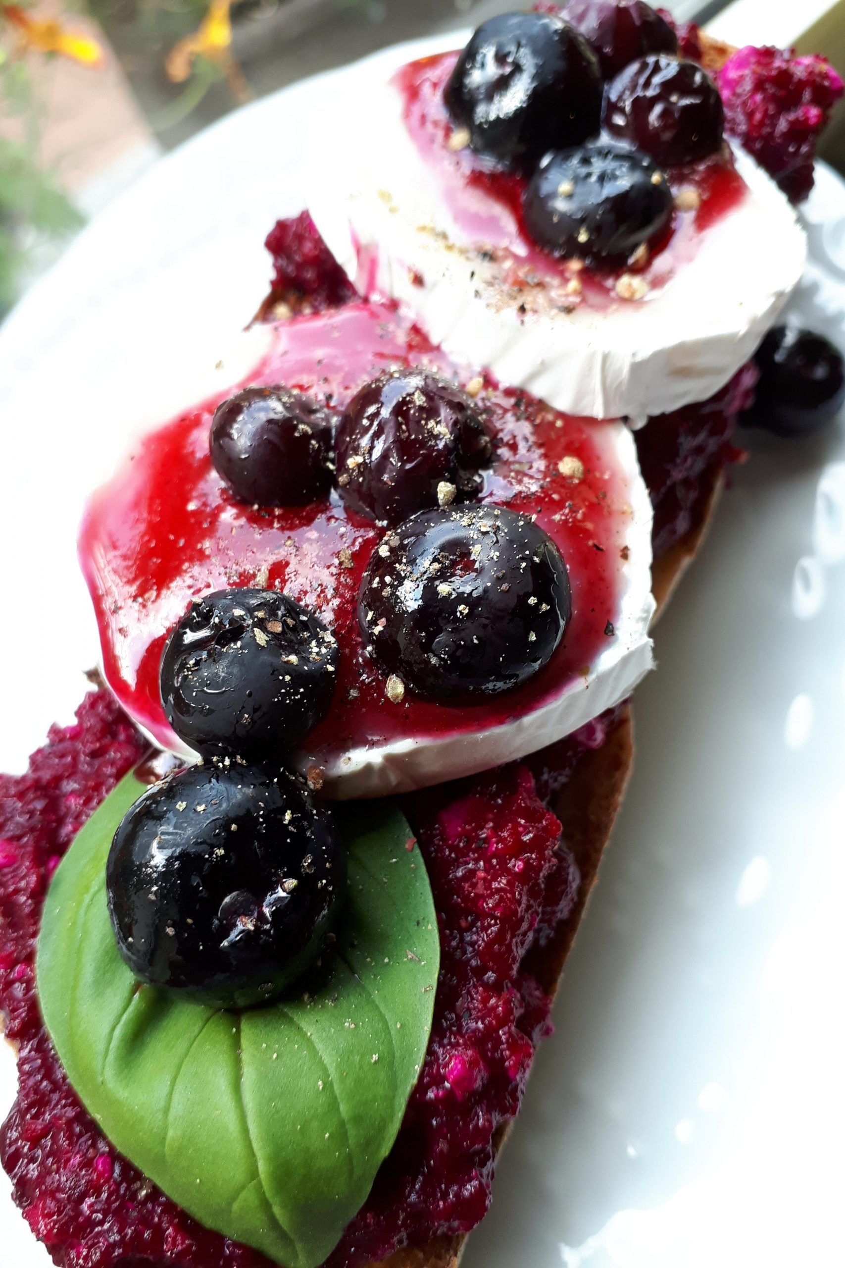 StullenPower auf einer Stulle mit roter Beete und Beeren